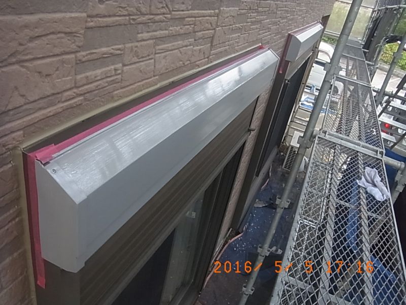 錆止め塗装を終えたシャッターボックス