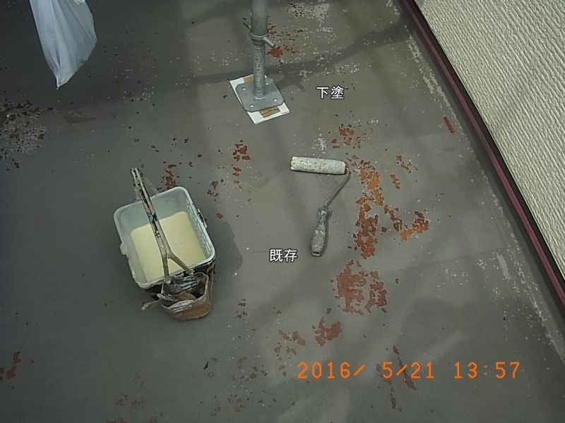 ベランダ床面の下塗り途中
