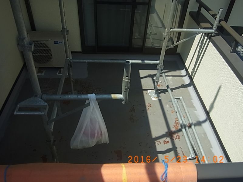 床塗装前のベランダに残る足場