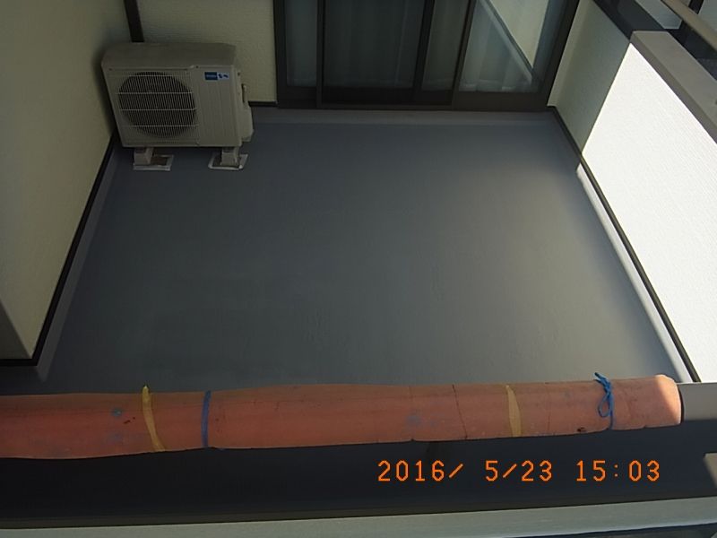 ベランダ床の平場を塗り終えた状態