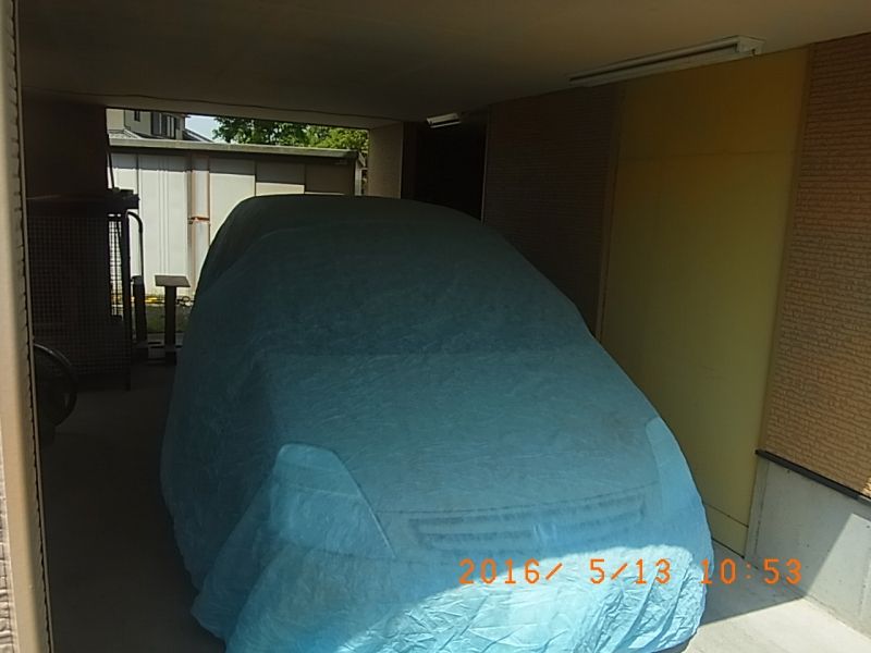 屋根塗装の飛散防止カバーを掛けた近隣の車
