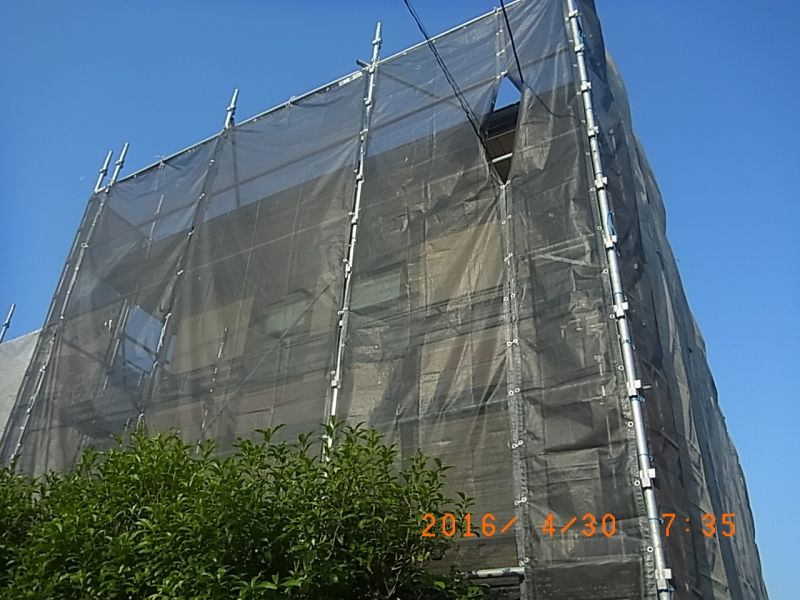 足場と飛散防止シートに覆われた大分市K様邸