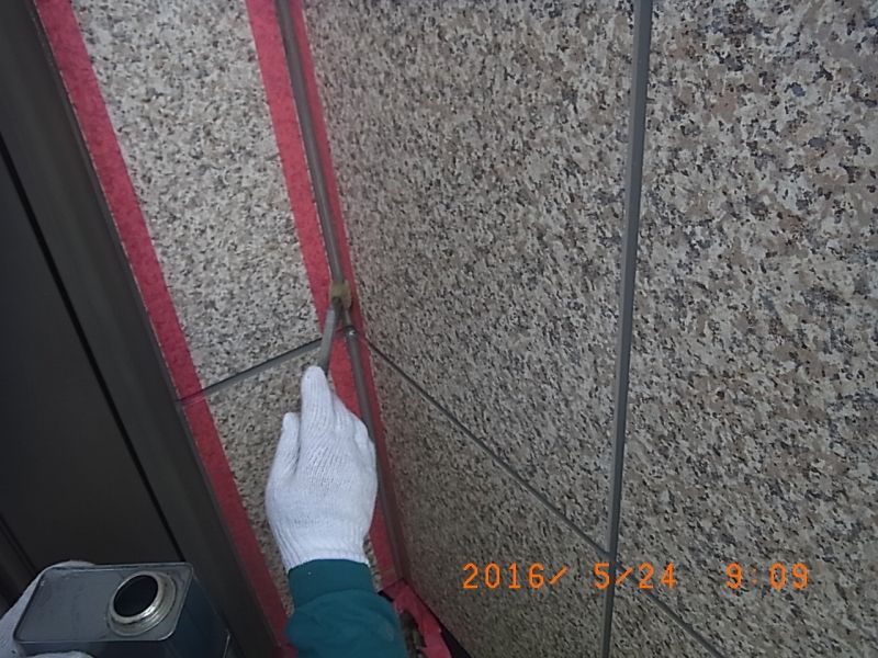 玄関外壁の目地にプライマーを塗布