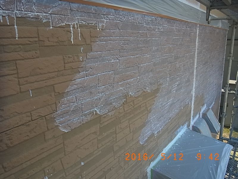 西側外壁の下塗り作業途中