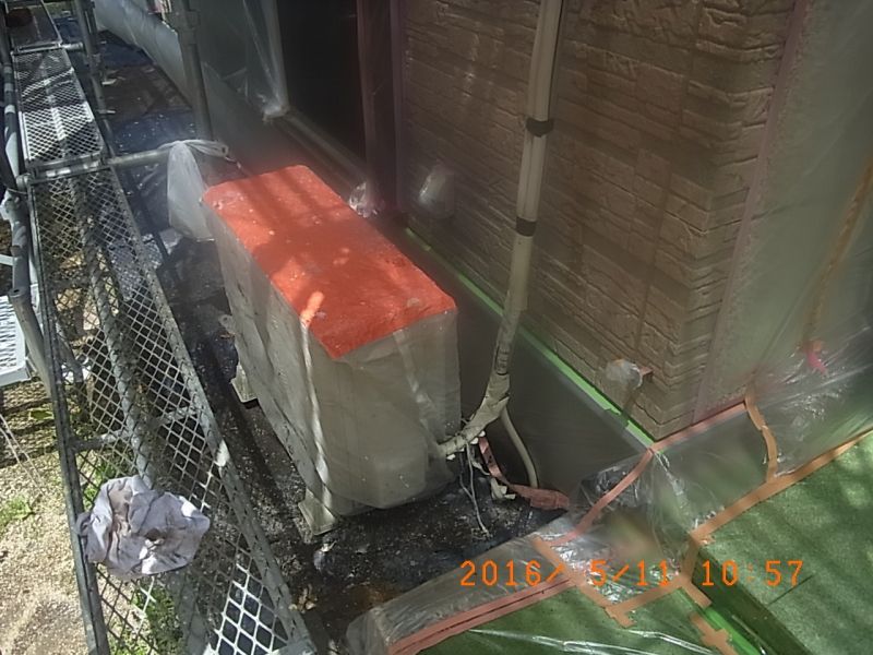 使用できるよう配慮して養生したエアコン室外機