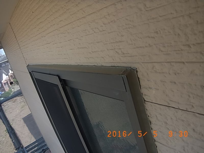 シーリング打ち増しを終えた窓枠の上部と側面