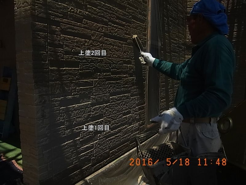 1階外壁にローラーで上塗り2回目を塗布