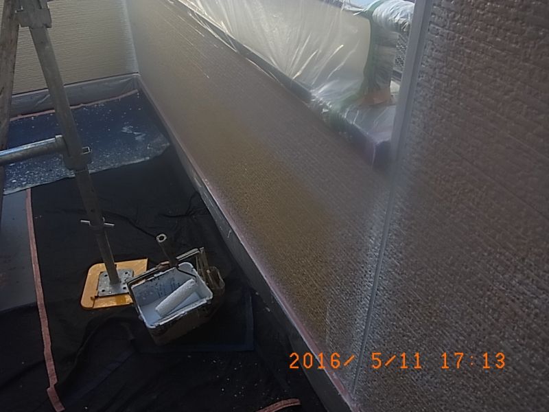 ベランダ内部壁の下塗り途中