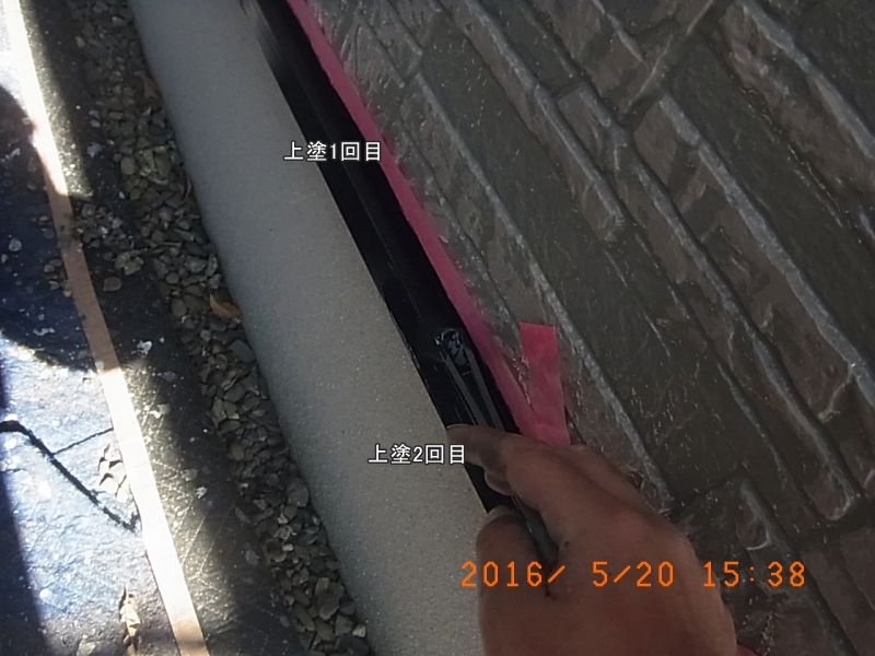 土台水切りに上塗り2回目を刷毛塗り