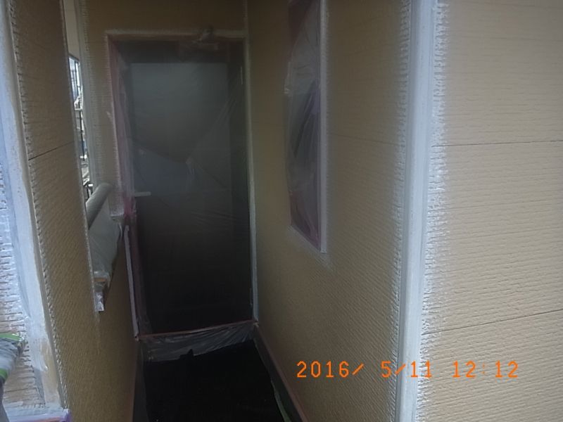 窓まわりと外壁角のシーリング上に塗った下塗り材