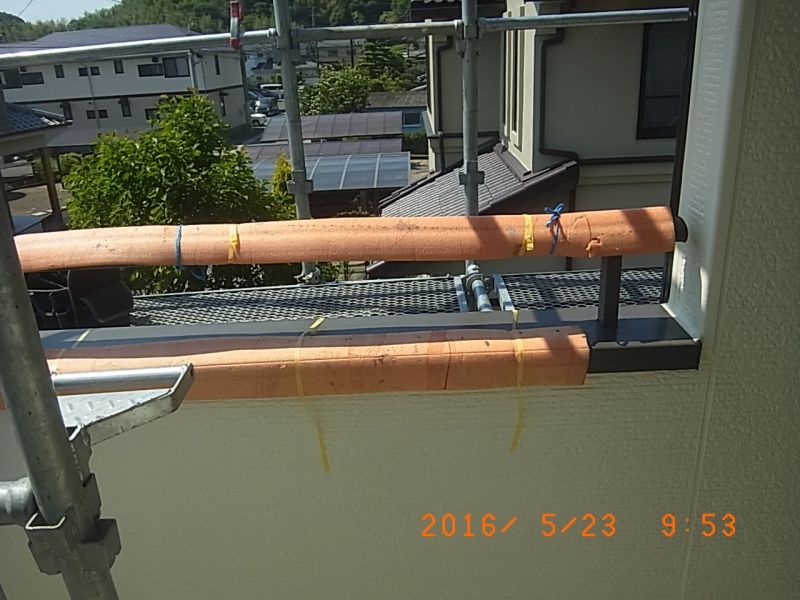 ベランダ手すりと笠木に取り付けた保護カバー