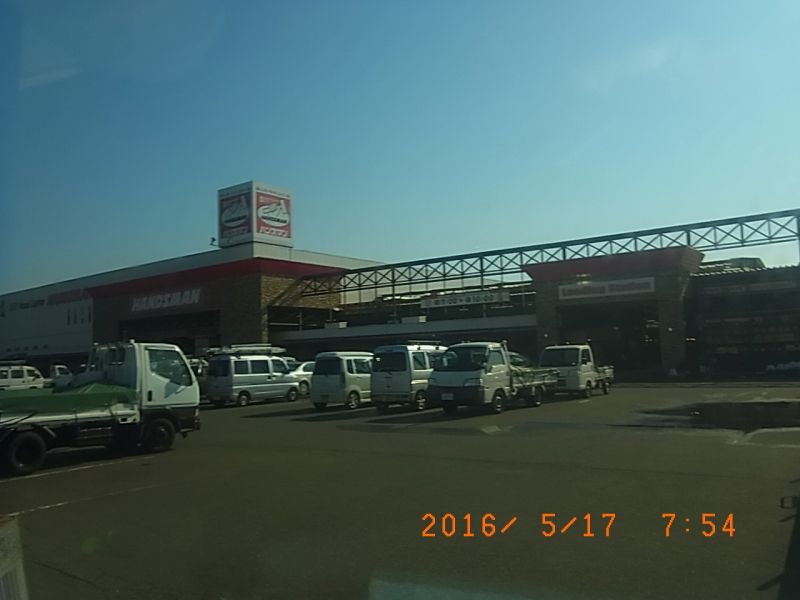朝のホームセンターの店舗と駐車場