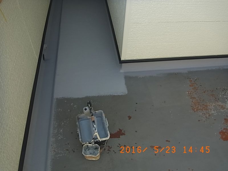 ベランダ床面をローラーで塗装している途中