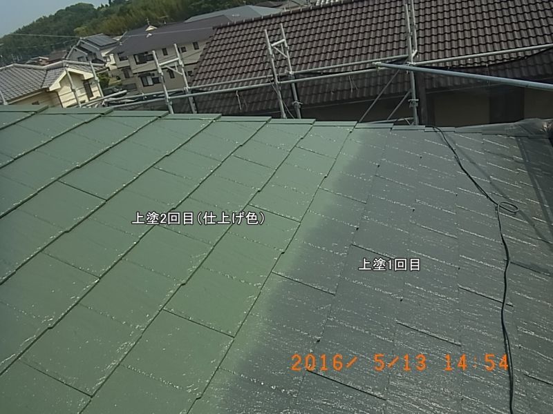 屋根の上塗り1回目と仕上げ色の2回目の境界