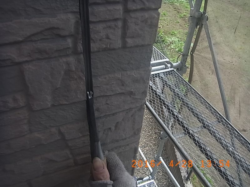 ノミで縦目地の底を削る作業