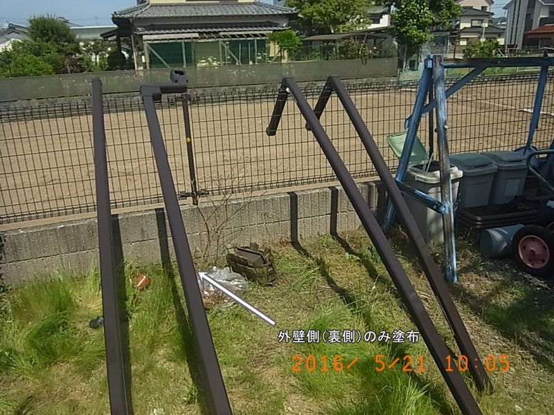 縦樋の外壁側だけを先行塗装
