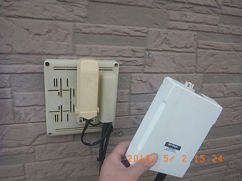 塗装のため外壁から外した白い配線器具