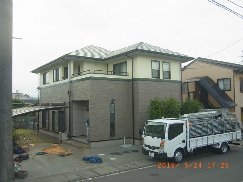 足場解体後のK様邸全景と資材を積んだトラック