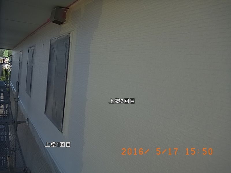 上塗り1回目と2回目の境界が見える2階外壁