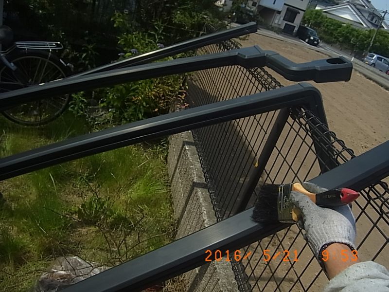 取り外した縦樋を刷毛で清掃