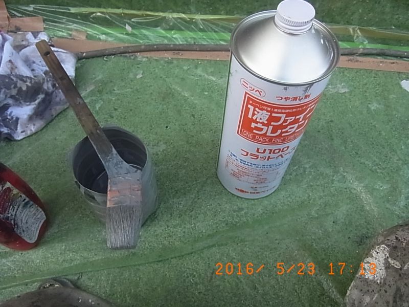 目地の補修塗装に使う調色塗料と艶消し剤