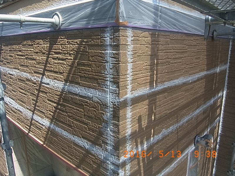 玄関まわりの横目地を充填した外壁出隅