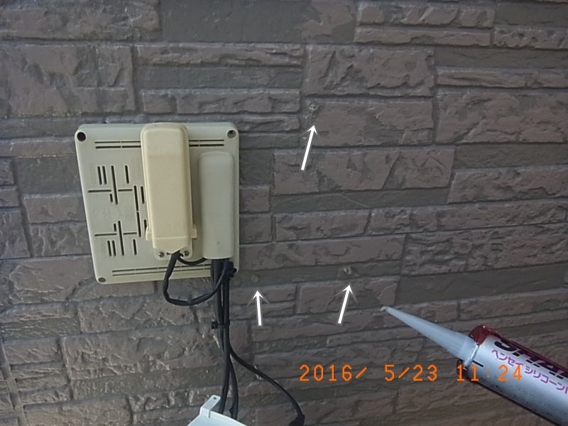外壁器具を戻す前に元のビス穴をシーリング