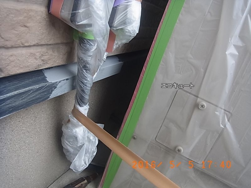エコキュート裏の狭く塗装しにくい水切り