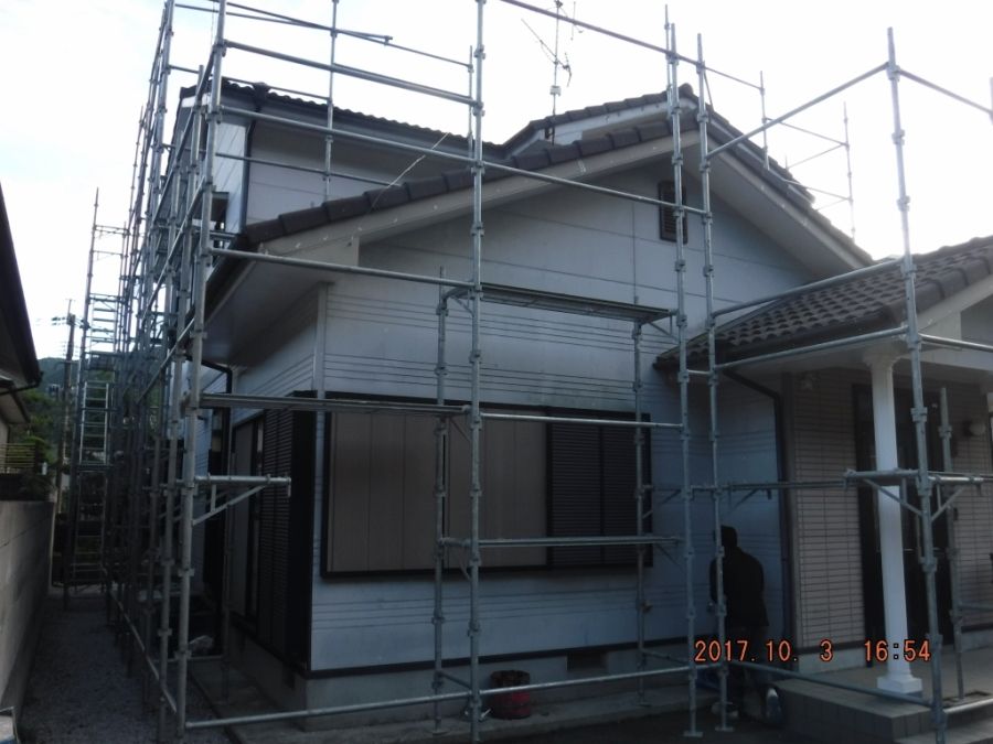 玄関まわりに足場を組んだS様邸