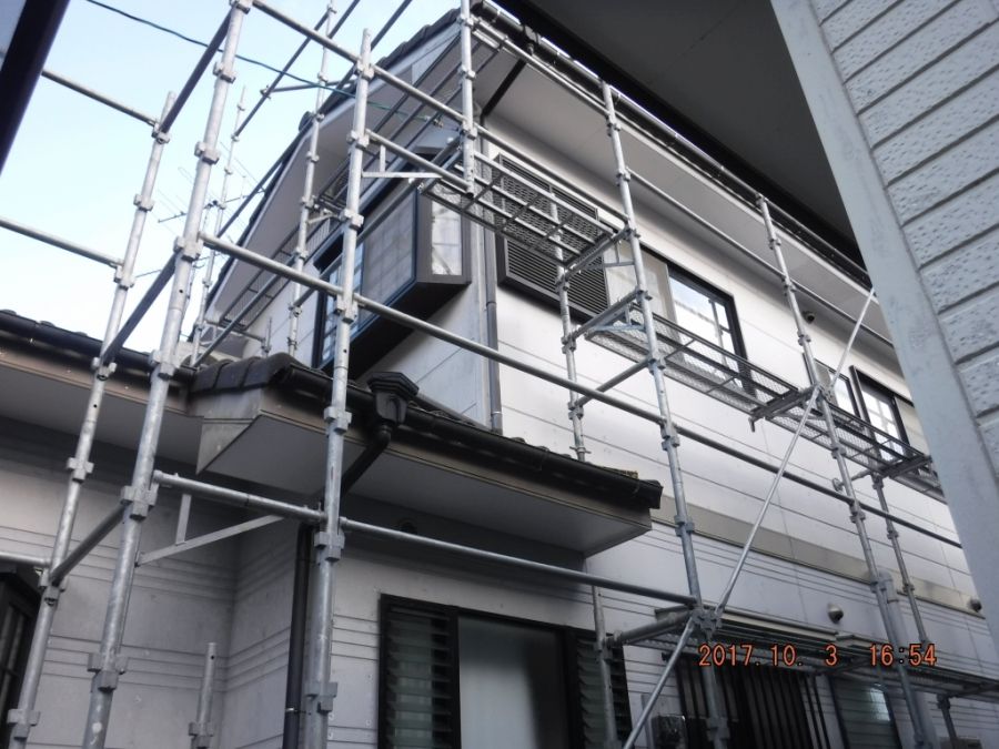 2階の窓まわりに組んだ足場と作業床