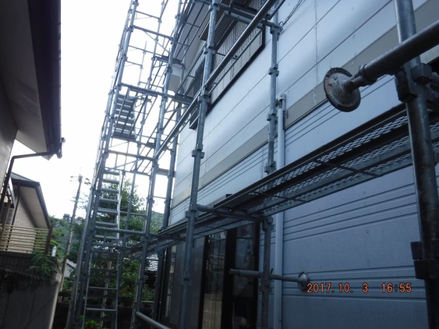 建物側面に組んだ足場と昇降用の階段