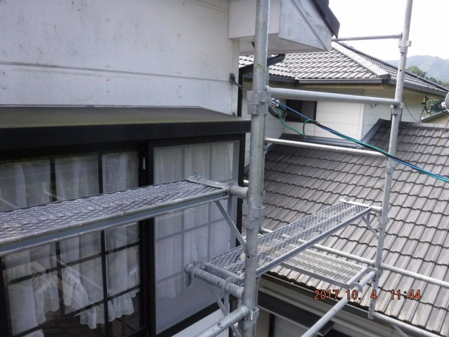 軒下の踏み板を一段下げた足場