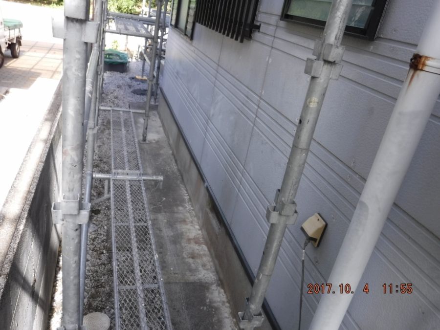 建物側面の足場下段に追加した細幅の踏み板