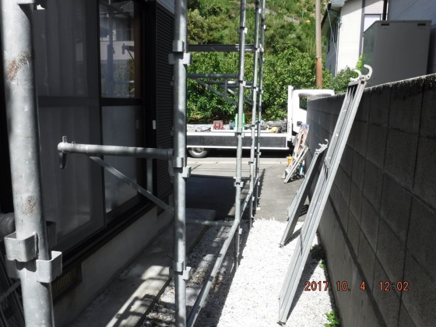 踏み板を外して支持部を一段下げた窓前の足場