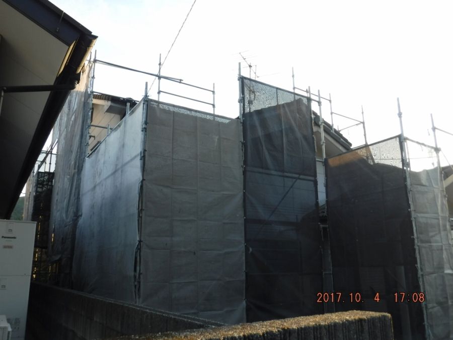 建物側面の足場に取り付けたメッシュシート