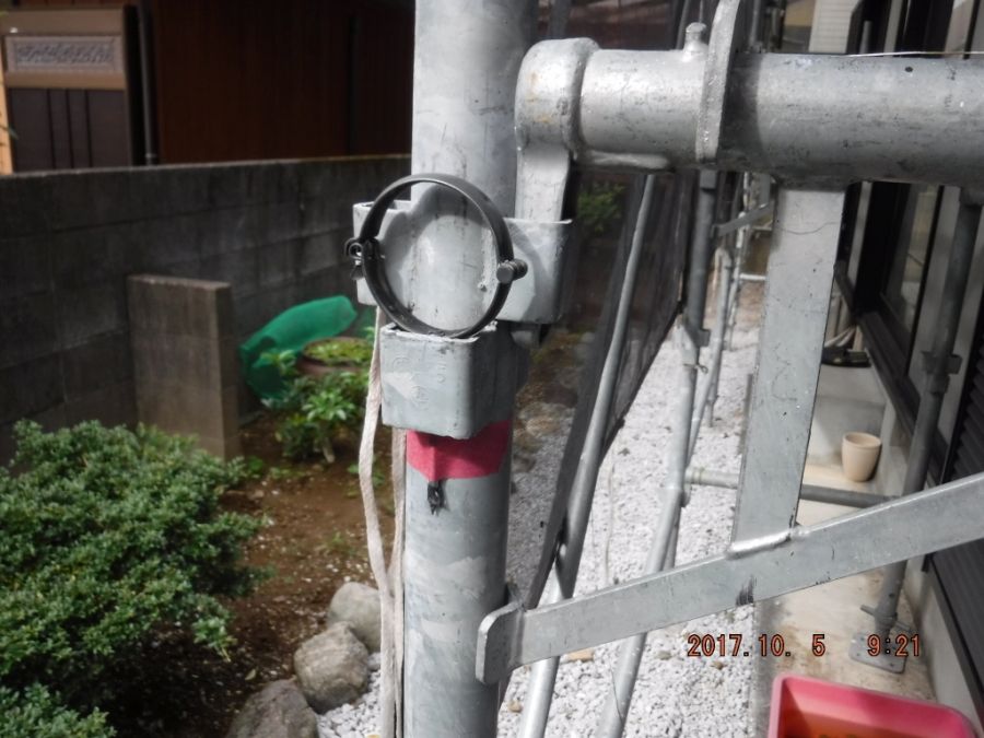 取り外した縦樋の金具を足場に仮置き