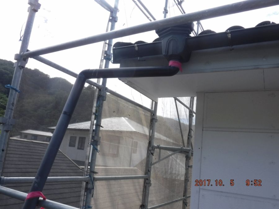 集水器につながる縦樋を外壁から離して仮固定