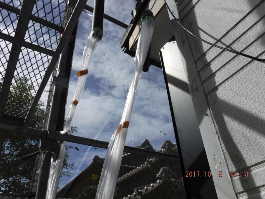 雨樋の取り外し箇所にビニールで設けた仮排水