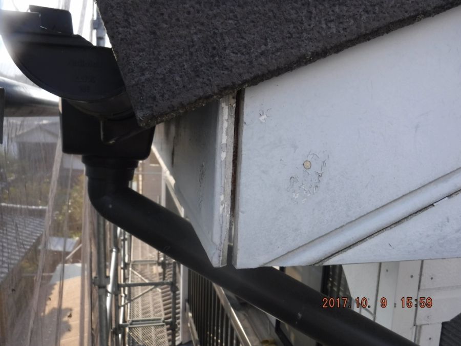 破風板と鼻隠し板の接合部からシーリングを撤去した状態