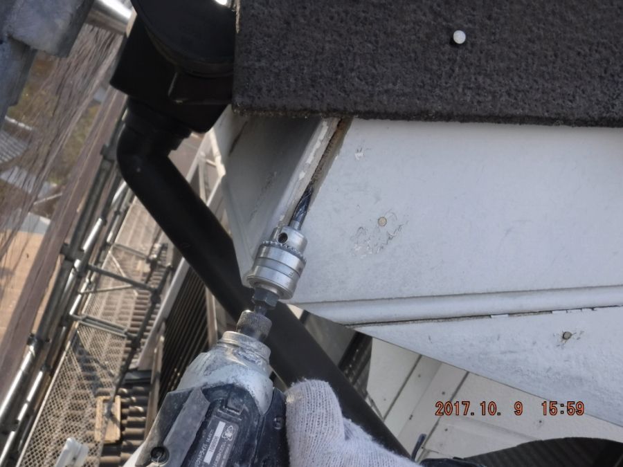切削工具で破風板の接合目地を広げる作業