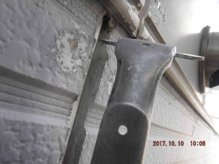 機械が届かない目地端部のシーリングを手工具で除去