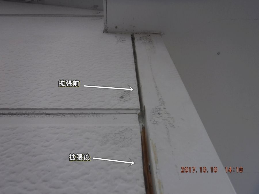 コーナー目地の拡張途中で未処理部分と広げた部分を示す写真