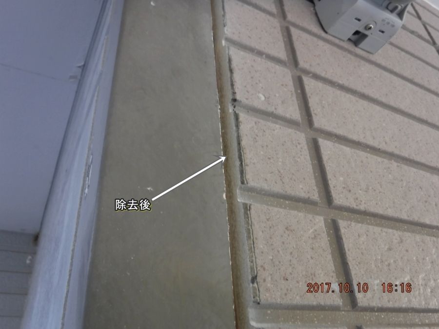 玄関角の目地断面から残存シーリングを除去した状態