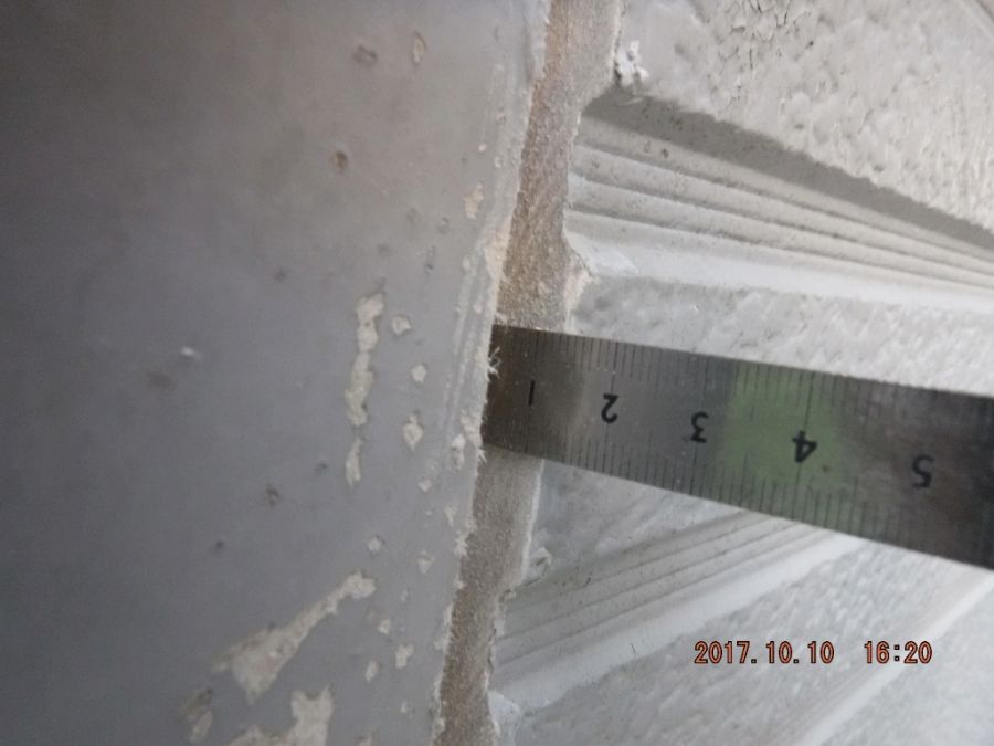 研磨後の目地に定規を差し込んで深さを測定