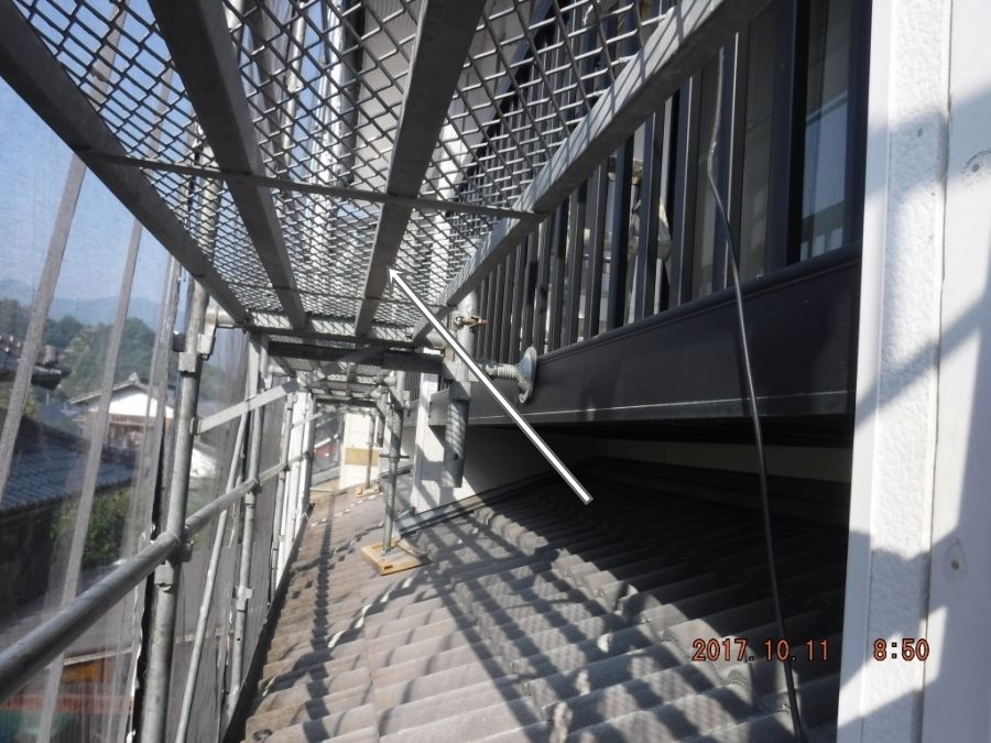 下屋根の作業空間が狭い高さ変更前の足場
