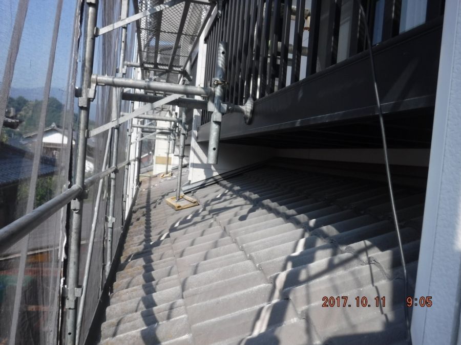作業床を一段上げて下屋根周囲の空間を確保した足場