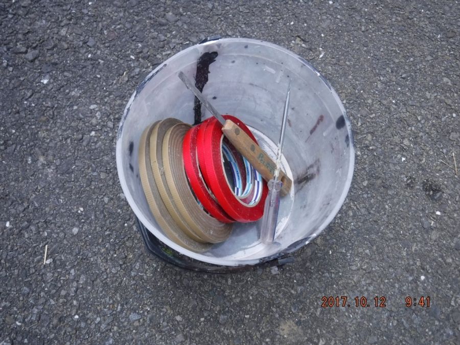 目地底に貼るボンドブレーカーと工具