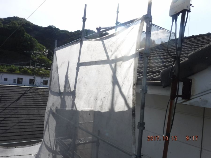 屋根洗浄前に追加した飛散防止用メッシュシート