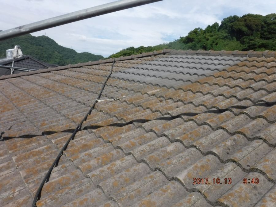 コケが付着したモニエル瓦屋根の洗浄開始時の様子