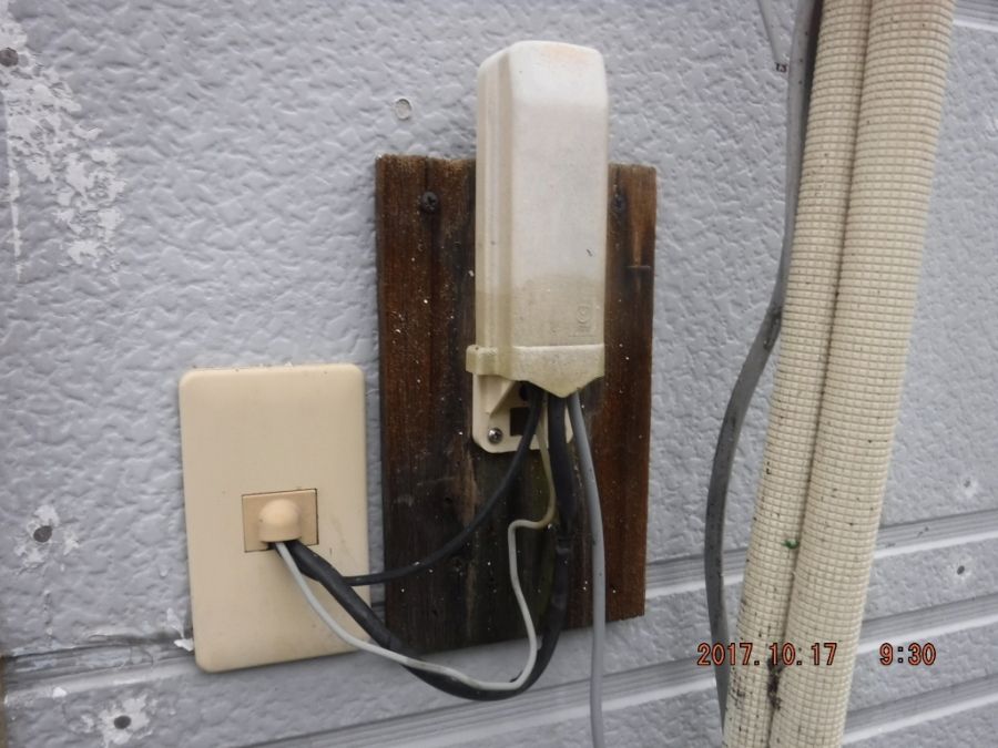 交換前の通信器具の木製台座